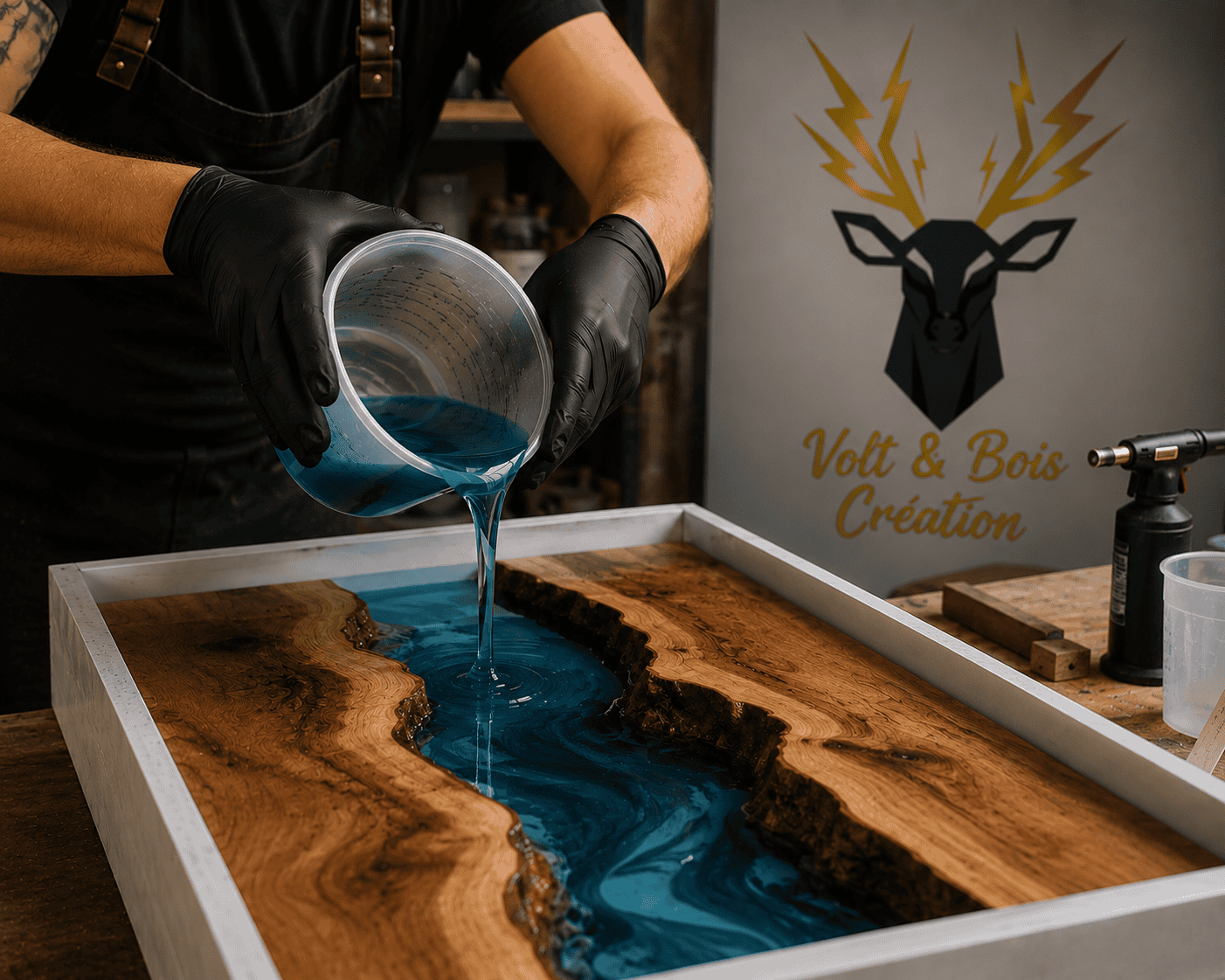 Création artisanale en bois et résine époxy sur mesure dans l’atelier Volt et Bois Création
