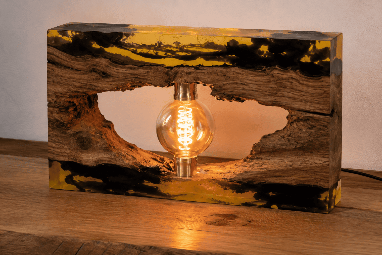 Lampes artisanales en bois et résine époxy faites main