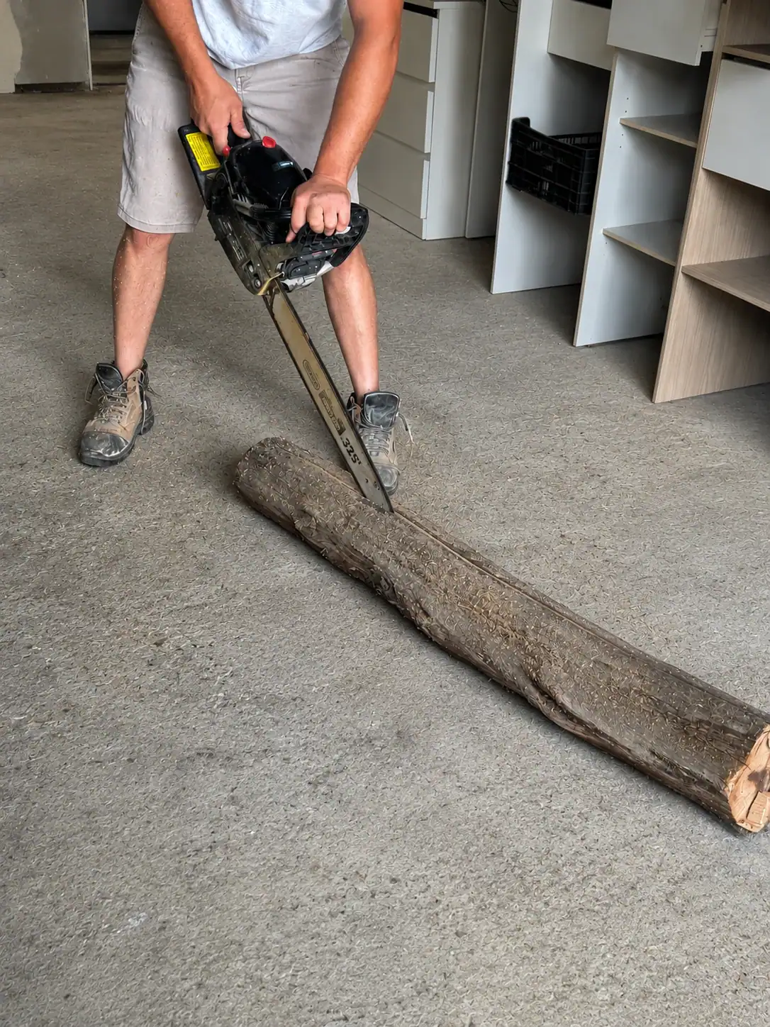 Créateur de Volt et Bois Création dans son atelier artisanal bois et résine époxy