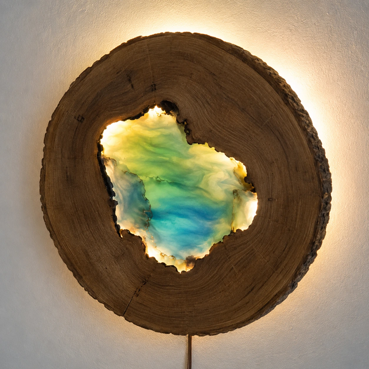 Luminaires et plafonniers artisanaux en bois et résine époxy